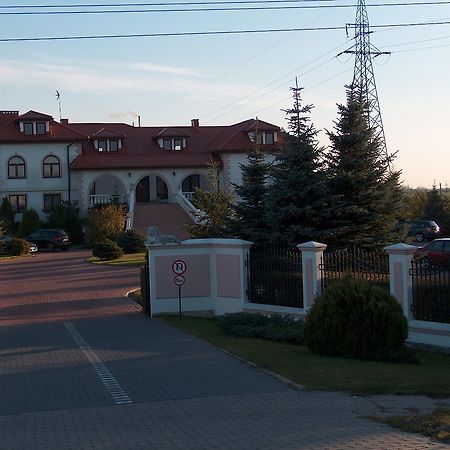 Hotel Pod Lwami à Błonie Extérieur photo