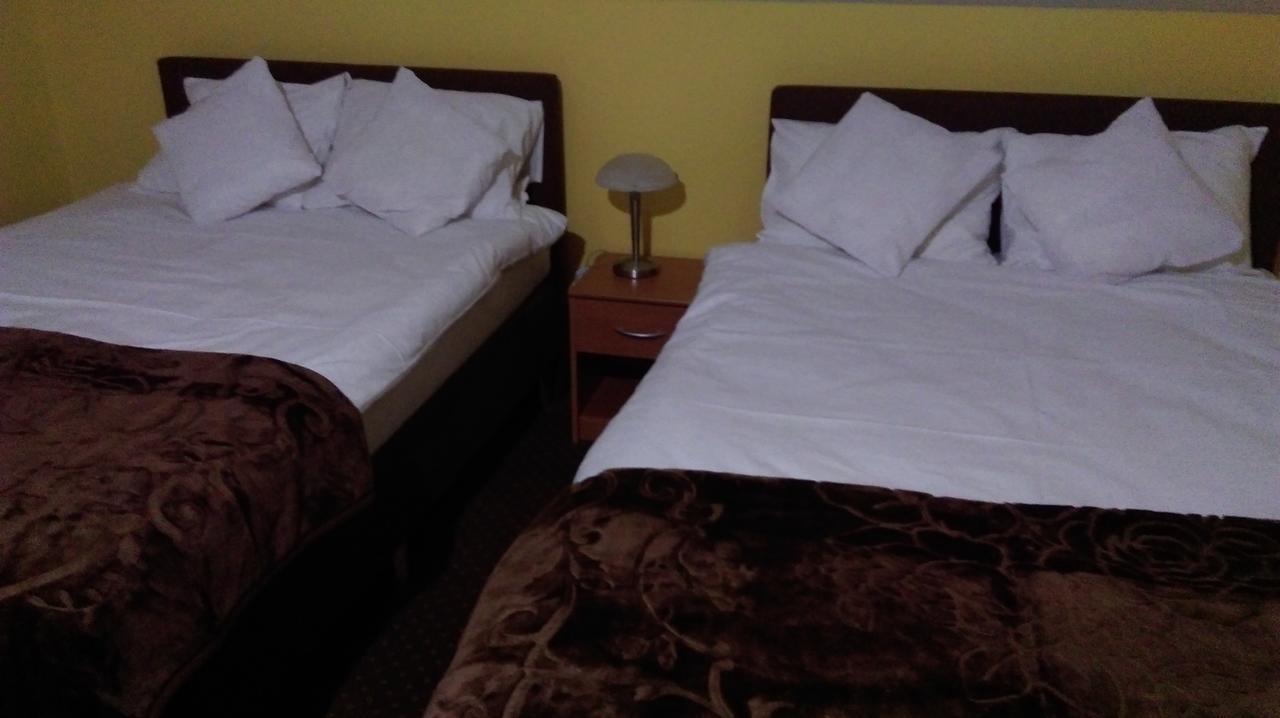 Hotel Pod Lwami à Błonie Extérieur photo