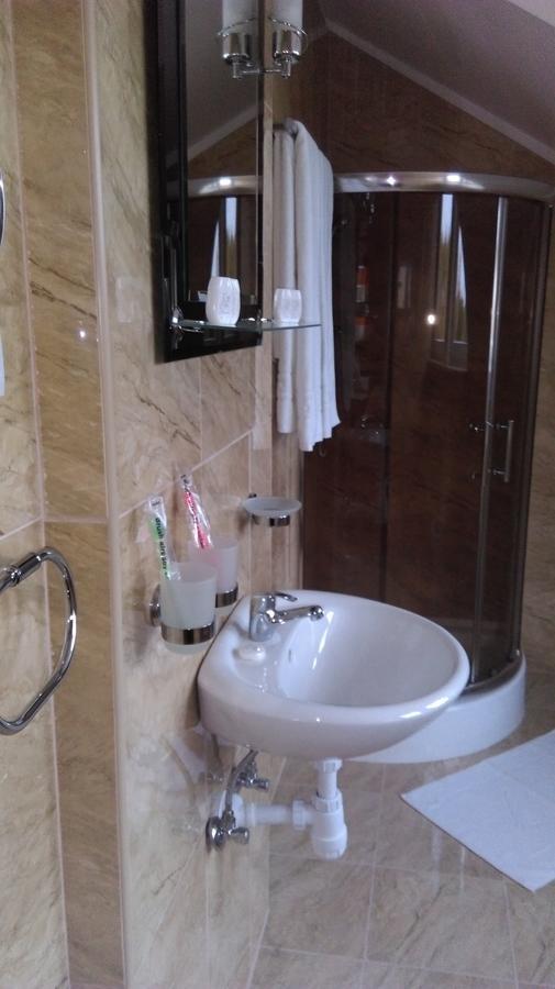 Hotel Pod Lwami à Błonie Extérieur photo